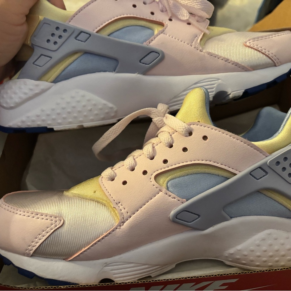 Nike Pink,Blue ,and Yellow Nike Huarache Run. Excellent condition - Picture 5 of 7